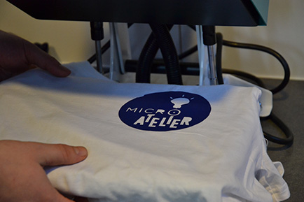 Photographie d'un tee-shirt personnalisé au Micro Atelier de la médiahèque de Proville