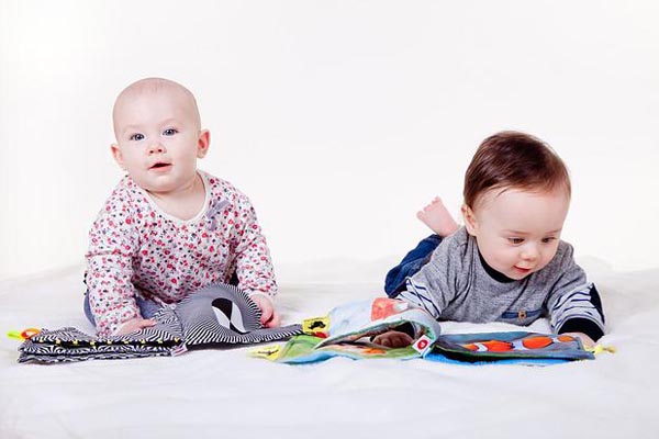 Photographie de bébés avec des livres_Pixabay