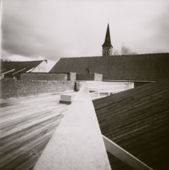 Photographie de l'église de Proville vue de la terrasse de médiathèque