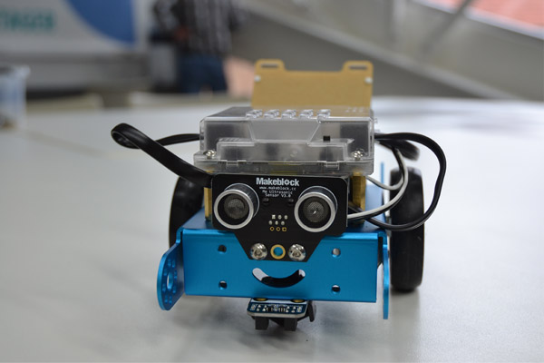 Photographie robot fabriqué au micro-atelier de la médiathèque de Proville