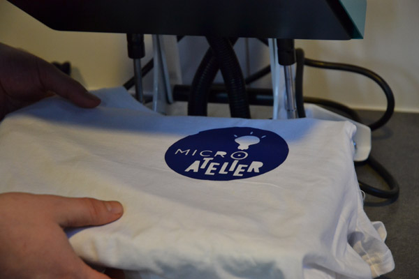 Photographie T-shirt floqué au micro-atelier de la médiathèque de Proville