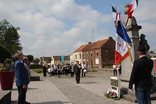 Photographie d'une commémoration patriotique à Proville (Nord)