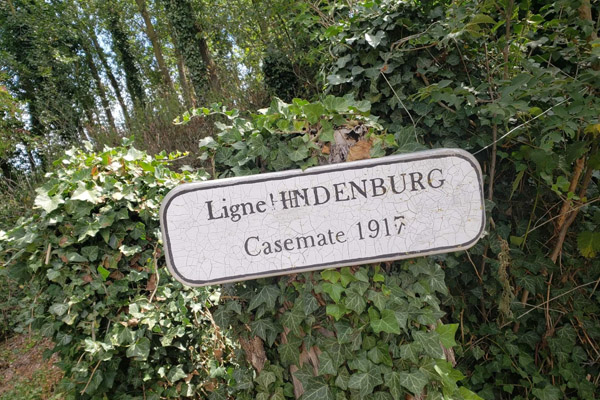 Photo d'un panneau indiquant "Ligne Hindenburg casemate 1917" à Proville